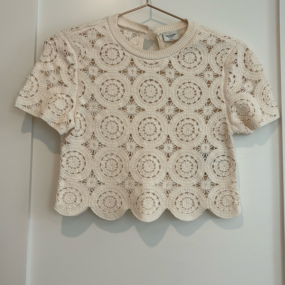 Crochet style top, very soft !